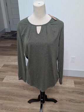 Long Sleeve Keyhole Tee in Olive Green